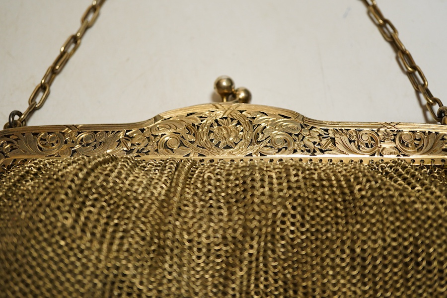 An early 20th century French lady's silver-gilt chainmail evening bag, French export marks and Chester import marks for 1908, weight approx. 11.32ozt